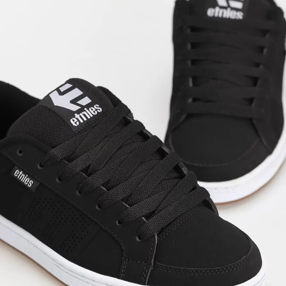 Kingpin black/white/gum - skate shoes | etnies Official Low-Top Shoe Etnies Skate Original Sustainability Gear