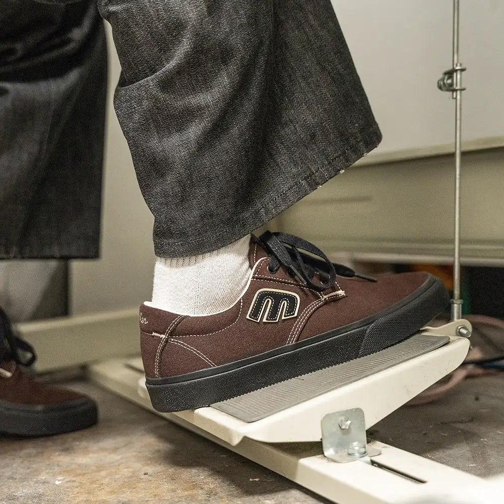 Barge Plus X Julian Lewis brown/black | etnies Official Low-Top Vulcanized Etnies Skate Original Sustainability Gear