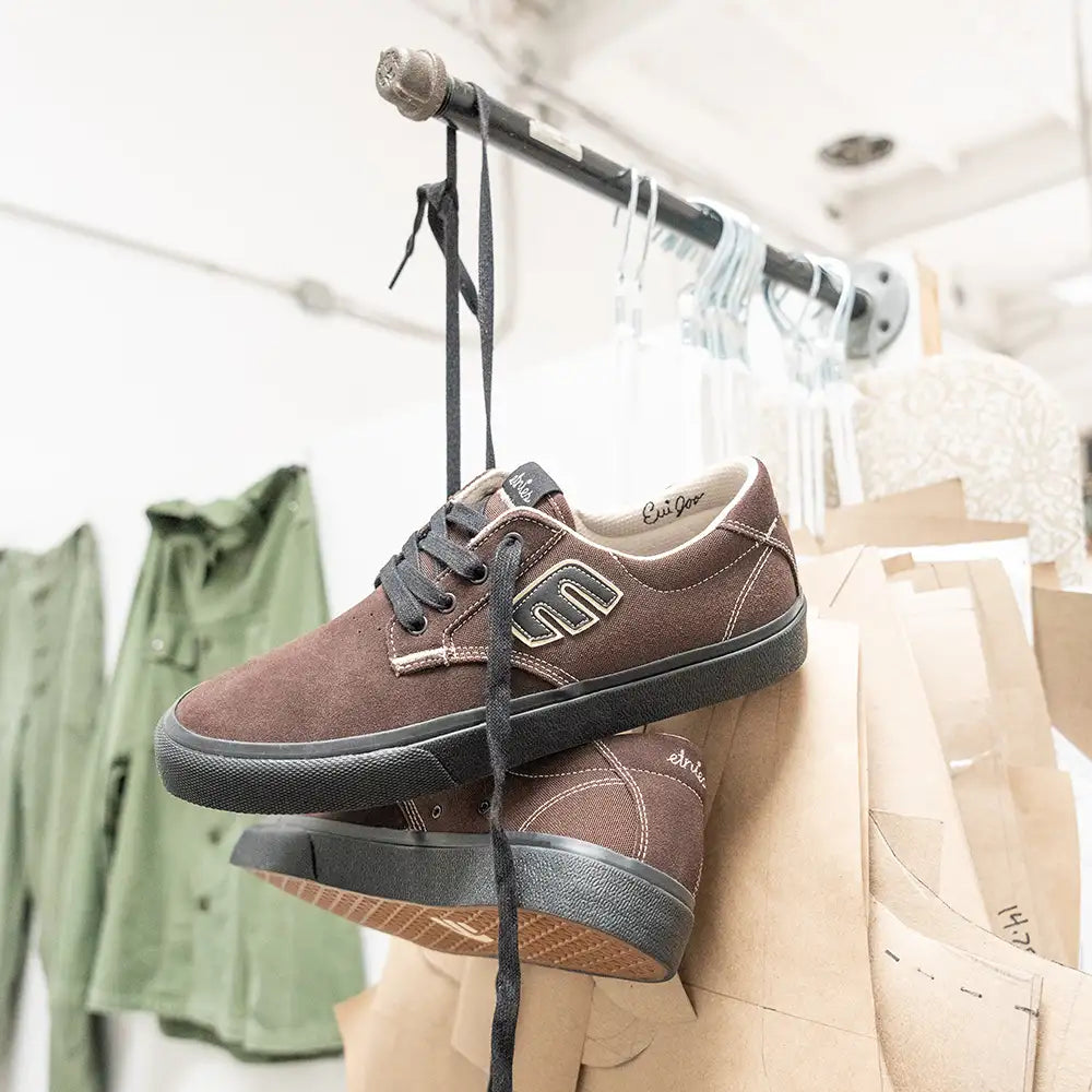 Barge Plus X Julian Lewis brown/black | etnies Official Low-Top Vulcanized Etnies Skate Original Sustainability Gear